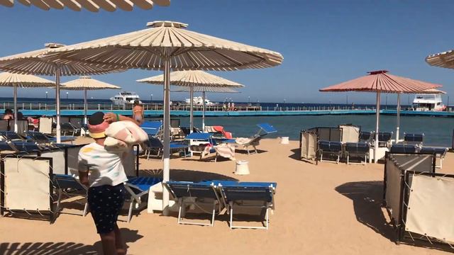 Женя идет купаться на море смотреть онлайн