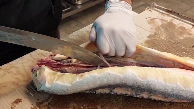 Nərə balığının kebablığ doğranması. Разделка осётра. смотреть онлайн