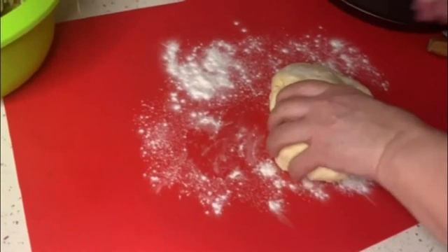 ЛУКОВЫЙ ПИРОГ С ПЛАВЛЕННЫМИ СЫРКАМИ И ГРИБАМИ. НЕЖНЕЙШЕЕ ТЕСТО И ОЧЕНЬ СЫТНЫЙ ВКУС! смотреть онлайн