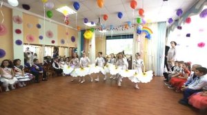 Танец "Ромашки" на выпускном в детском саду