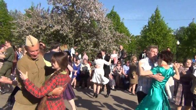Краковяк. Бал Победы в парке Горького. балансе.рф смотреть онлайн