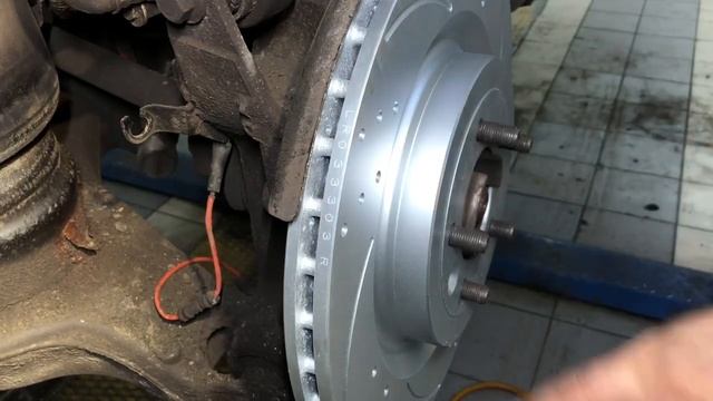 Как заменить задние колодки и диски на Range Rover Sport L 494 | Сервис Ленд Ровер Бразерс смотреть онлайн