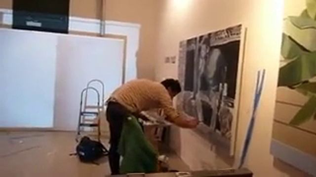 Что там за песня у него играет на фоне? :) смотреть онлайн