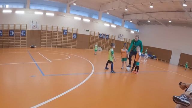 Футбольная тренировка обводка, удар и матч 2 на 2 смотреть онлайн