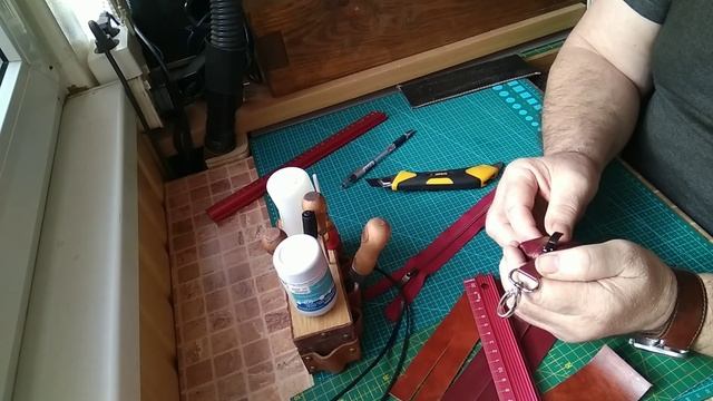 Ключница из обрезков кожи.