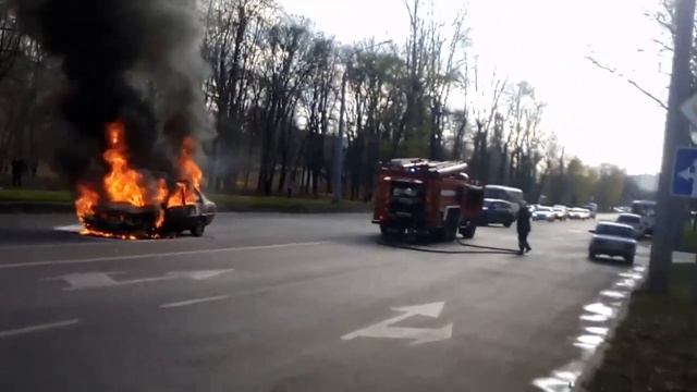 Легковушка полыхает на улице Ростовской в Воронеже смотреть онлайн