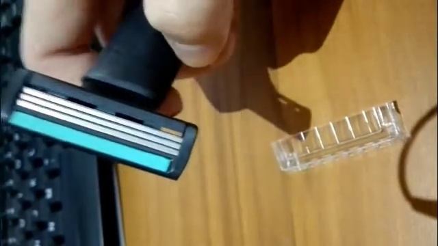 Triple Blade razor/ How to Remove and Replace blades смотреть онлайн