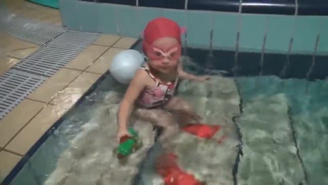 Плавательные навыки малышей при занятиях в плав.средствах (ласты, круги, нудлс)