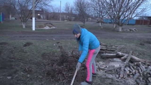 Они над нами издеваются взяли и вырубили \ Прошлогодние запасы \ Деревенские будни смотреть онлайн