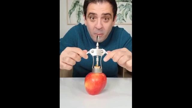 как быстро удалить серединку из яблока.