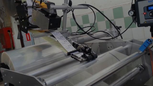 Нанесение этикеток на упаковочную пленку в горизонтальной упаковочной машине смотреть онлайн