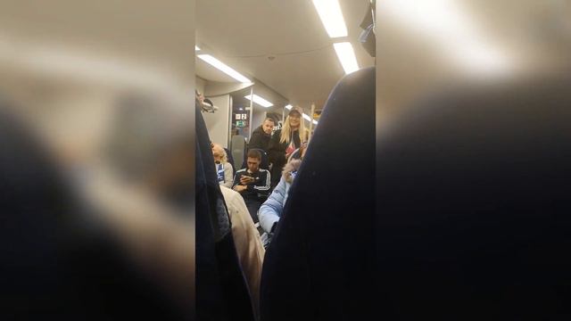 Оригинальное признание в любви незнакомке с помощью скрипки в 