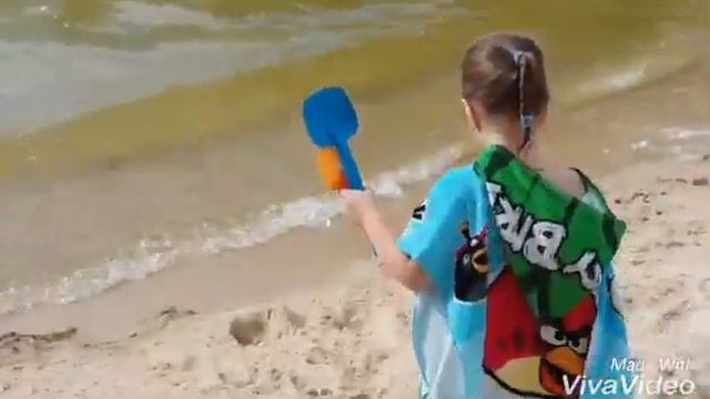 Маша на речке))) Немного летнего отдыха))) смотреть онлайн