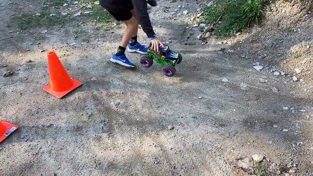 Who Would Win?! Megalodon Storm vs. Grave Digger Freestyle Force! -- Monster Jam RC Truck Toys смотреть онлайн