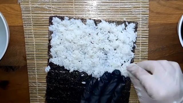 Вкусные СУШИ РОЛЛЫ. Самые простые роллы с крабовой палочкой и огурцом ,сёмгой и авокадо смотреть онлайн