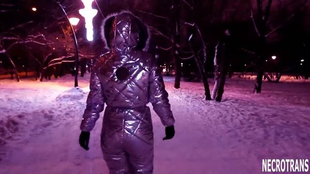 WALKING AROUND CITY IN WINTER GLITTER OVERALLS + GAS MASKS. PROGRESSIVE SELF-INSULATION FASHION смотреть онлайн