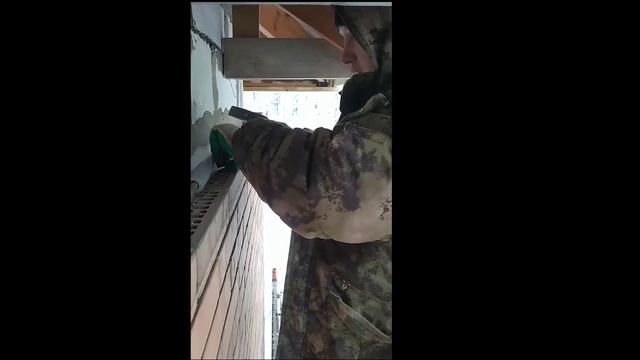 Как крепить кирпич к стене дома из газобетона. ЛУЧШИЙ СПОСОБ!!! смотреть онлайн