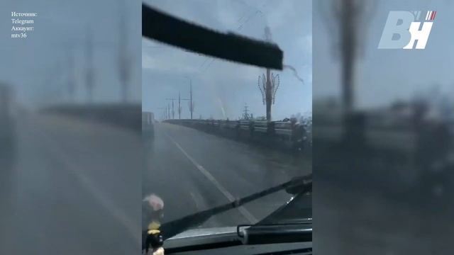 На Вогрэсовском мосту в Воронеже из трубы бьет фонтан прямо на машины смотреть онлайн