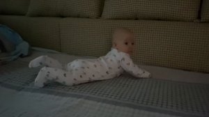 Ребёнок учится ползать