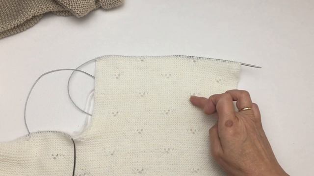 Детский жилет с боковой застёжкой (спицами). #вязание смотреть онлайн