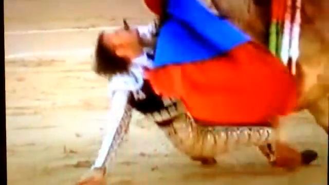 Бык пробивает матадора - Испания Bull punches matador Spain смотреть онлайн