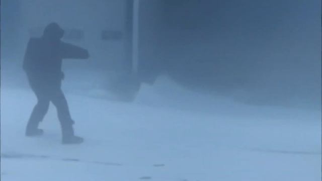 В Норильске сохраняется штормовое срывает крыши домов огромные сугробы. смотреть онлайн