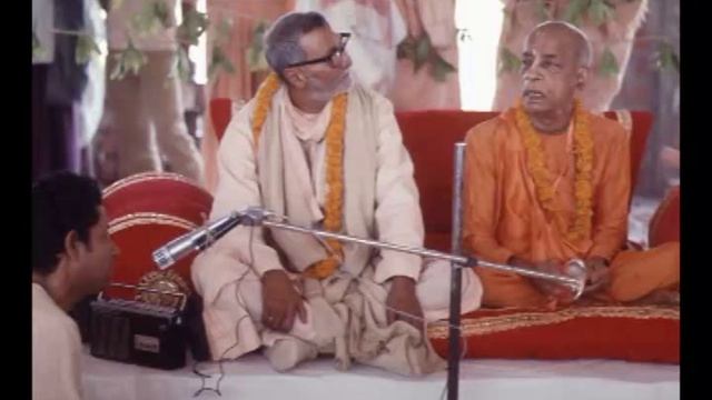 Things Are Not Going to Happen so Easily. Maya is Very, Very Strong - Prabhupada 0725 смотреть онлайн