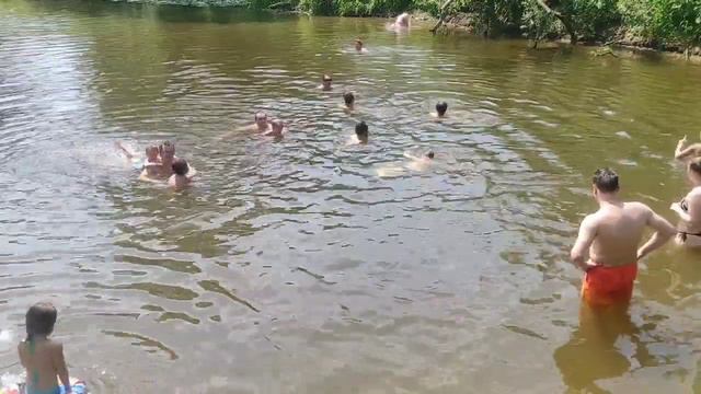 Река Пахра.Купаемся в реке. смотреть онлайн