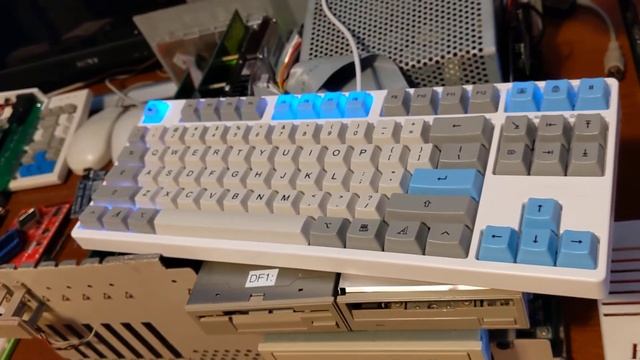Amiga 2000 USB Keyboard Power On смотреть онлайн