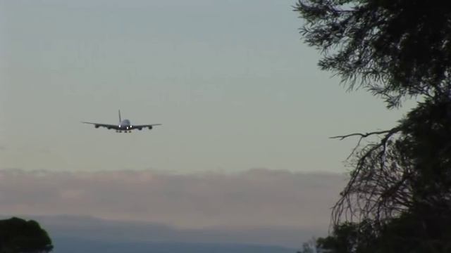 Qantas A380 Landing at Melbourne Airport Heavy Crosswind смотреть онлайн