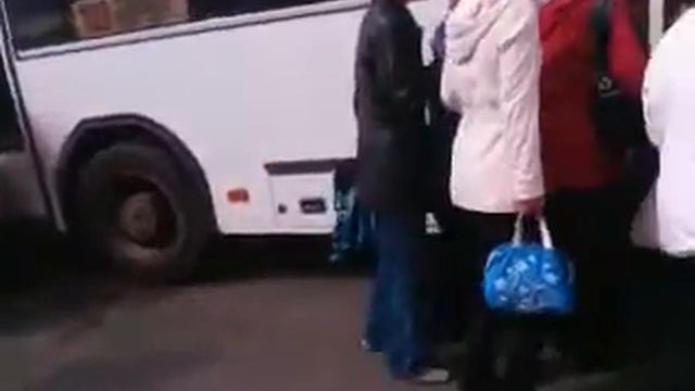 Люди и автобус. Тупик г.Прокопьевск смотреть онлайн