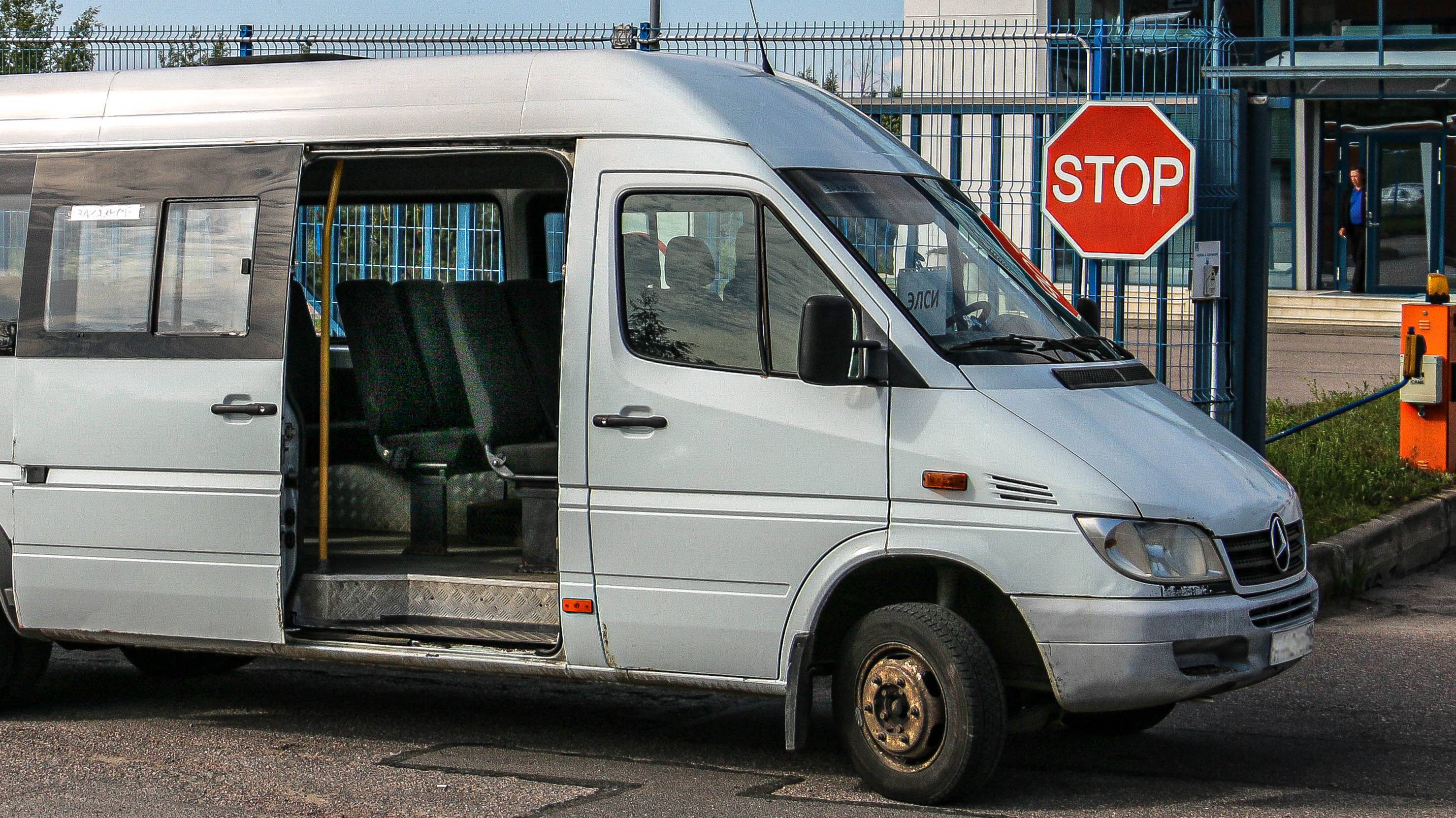 Развозка рабочих с предприятия микроавтобусами.