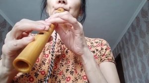 В траве сидел кузнечик - на свирели
