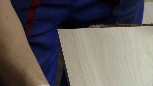 Кромление ПВХ кромкой Эгер 0.4 мм, ручным станком. 