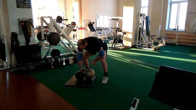 Махи одной рукой 100 кг. One arm clean kettlebell 220 lb смотреть онлайн