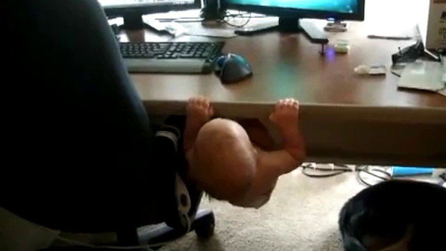 Малыш занимается фитнесом смотреть онлайн