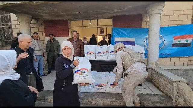Российские военнослужащие передали гуманитарную помощь жителям н.п Эль-Атейба смотреть онлайн