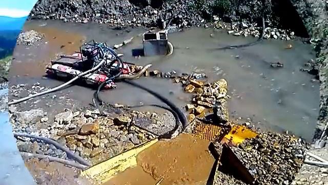 Промывка борта речной долины.Минидрага( gold mining from board the river valley/ Mini dredge.) смотреть онлайн