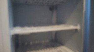 Смотрим внутрь морозилки Pozis FV-108. Нужно ли размораживать? Где спрятаны переключатели?