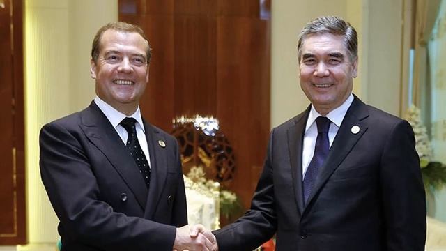 Президент Туркменистана Гурбангулы Бердымухамедов решил купить всю линейку автомобилей Aurus смотреть онлайн