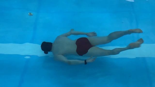Подводное плавание. Тренировка задержки дыхания в бассейне. Кроль + плавание под водой без рук. смотреть онлайн