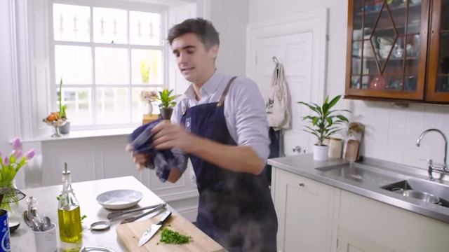 Spaghetti Aglio E Olio: 5 Ingredient Pasta Recipe! смотреть онлайн