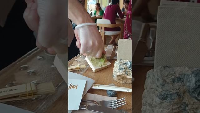 В японском ресторане, в японском саду в парке Галицкого в Краснодаре.  Video 2023 10 22 20 50 28