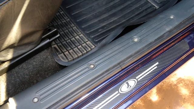 Наклейки на пороги Лада Гранта. Красиво и практично.