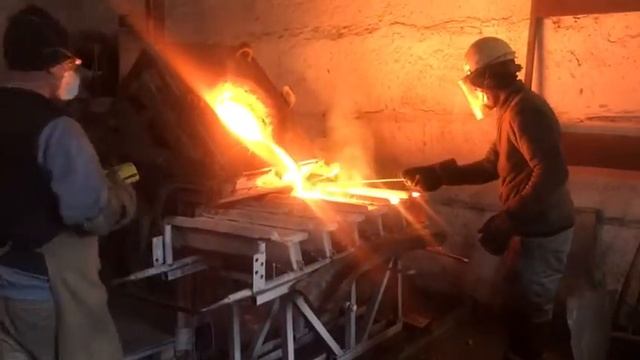 Розлив расплава бронзы БрАЖ в изложницы смотреть онлайн