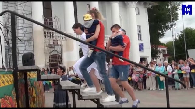 Парад близнецов. День семьи. Михайловка. 8.07.17. смотреть онлайн