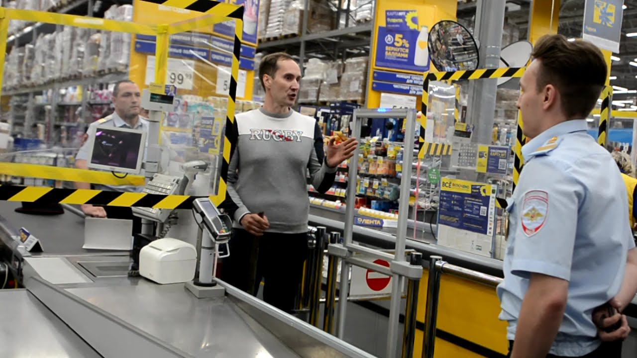 Неадекватный мужчина с палкой в гипермаркете Лента г.Домодедово смотреть онлайн