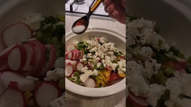 Летний салат с хрустящими чипсами / Salata de vara cu chipsuri din lavas смотреть онлайн
