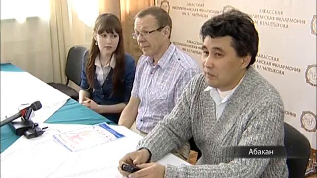 В Хакасии дает выступление клоун-дирижер из Норвегии смотреть онлайн