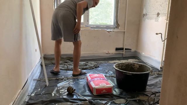 Ремонт на кухні▶️ Стяжка підлоги своїми руками ? сліди КІШКИ ? смотреть онлайн